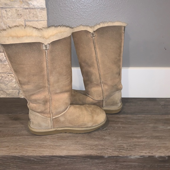 AUTHENTIC UGG BOOTS - Picture 2 of 7